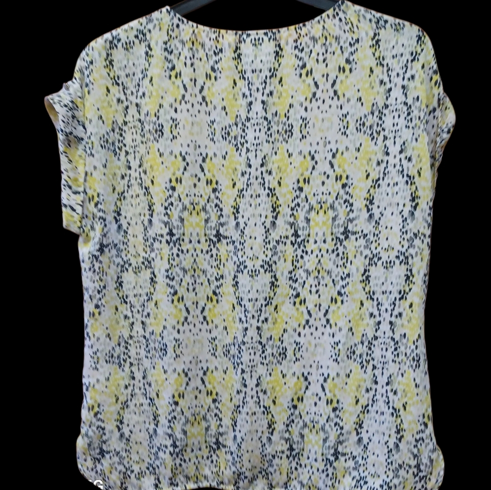 Liz Claiborne Petite Large Blouse in Classic White with yellow and black.